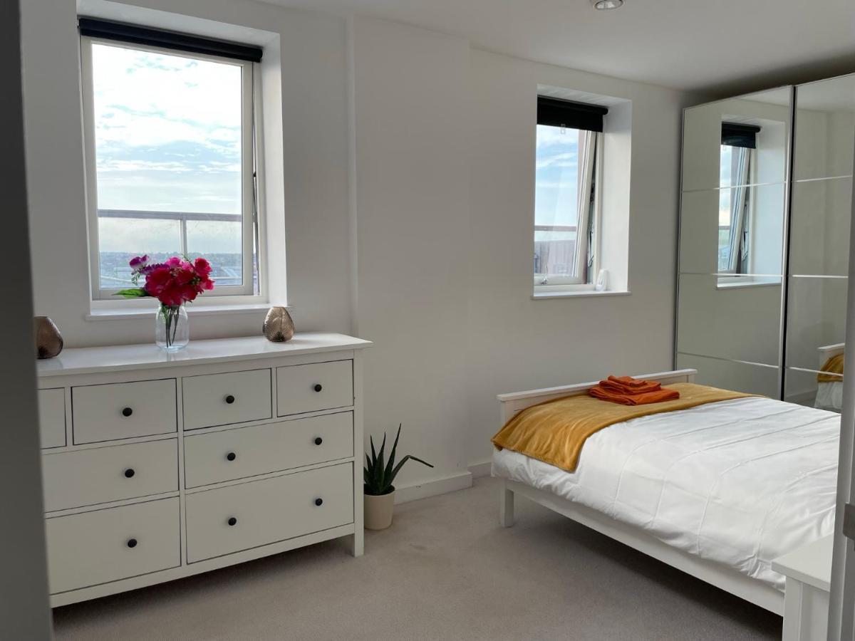 Modern & Spacious Penthouse In North London Leilighet Eksteriør bilde